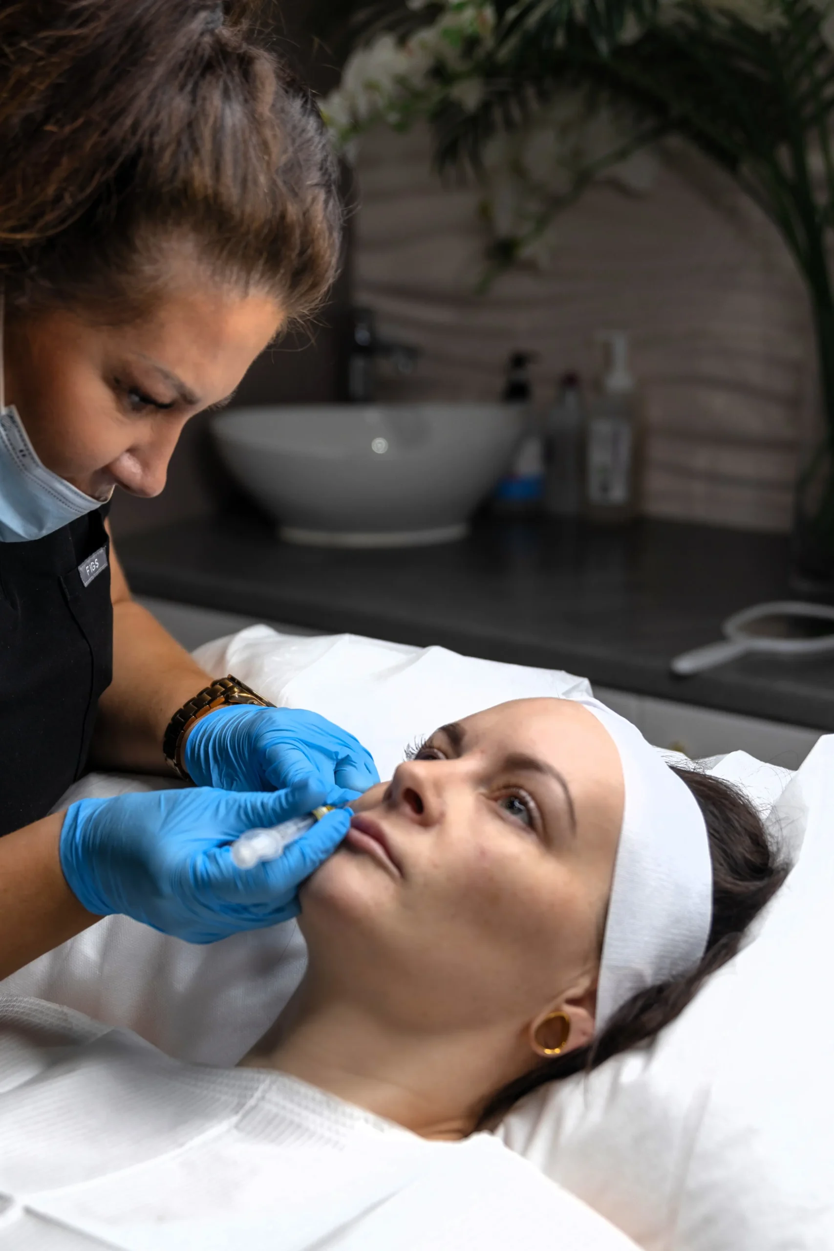 Ela Strzesak performing a facial treatment in clinic